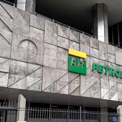 Ibovespa fecha em alta sustentado pela Petrobras; dólar sobe