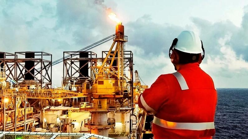 Petroleiro em plataforma da Petrobras: isenção de impostos (Foto: Agência Petrobras)