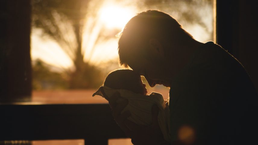 Projeto aumenta duração da licença-paternidade à partir de 2027. — Foto: Pexels