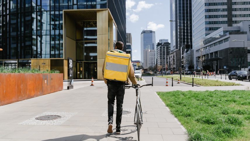 Quem são e quanto ganham os entregadores e motoristas de app no Brasil — Foto: Mart Production/Pexels