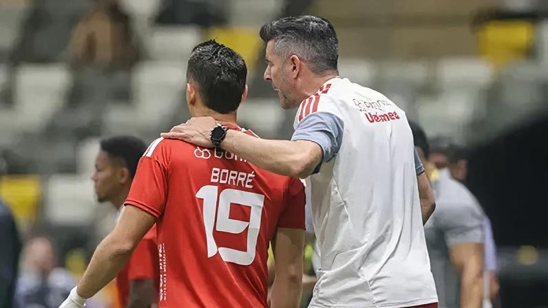 Pezzolano, técnico do Internacional, dando instruções para o atacante Borré.