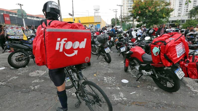 São Paulo (SP), 31/03/2025 - Entregadores de aplicativos de delivery em greve fazem manifestação na frente a sede do iFood em Osasco. Foto: Paulo Pinto/Agência Brasil