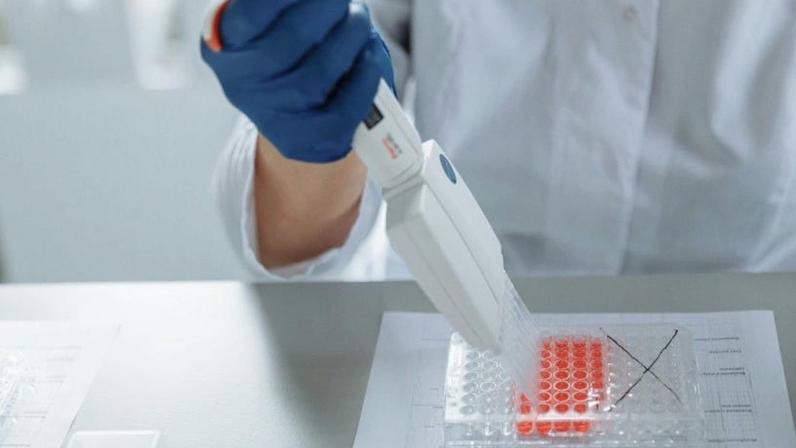 Ferramentas como o ctDNA podem ajudar os médicos a decidir com mais segurança quem precisa de terapias mais intensas, diz o articulista