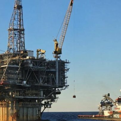 Petróleo sobe 2%, WTI retorna a US$100 com escalada do conflito