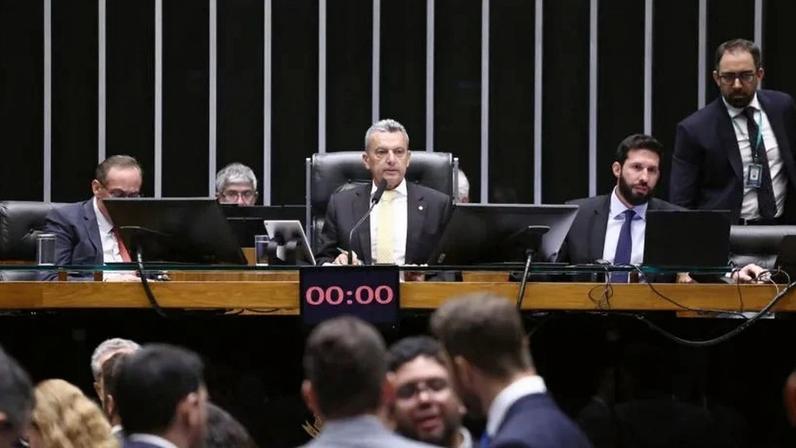 Acima, o plenário da Câmara durante sessão em 25 de março