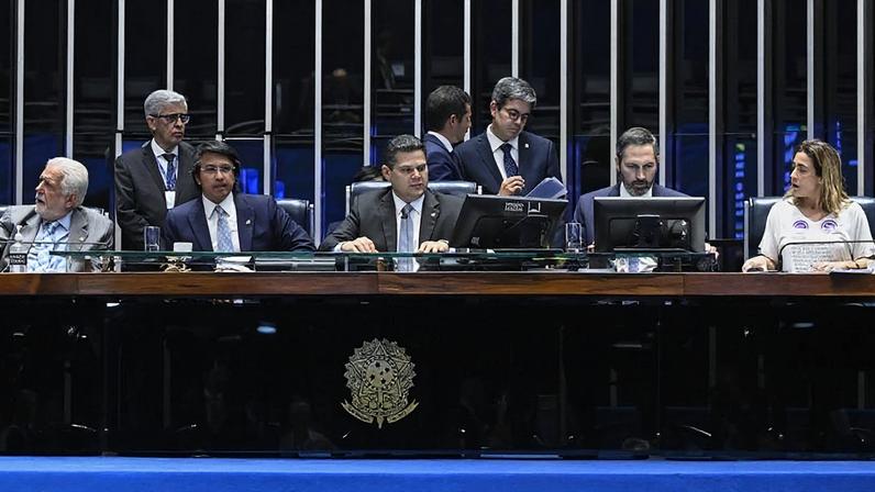 A medida abrange policiais civis, policiais militares e integrantes do Corpo de Bombeiros do DF; na imagem, plenário do Senado