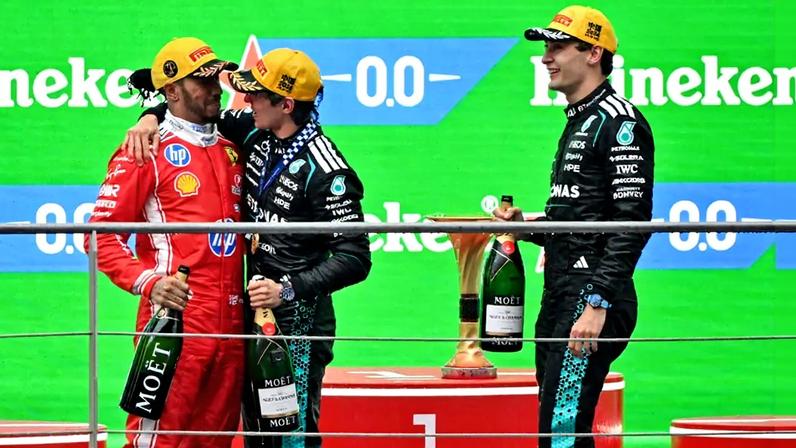 Pódio do GP da China na F1 2026 (Foto: Hector RETAMAL / AFP)