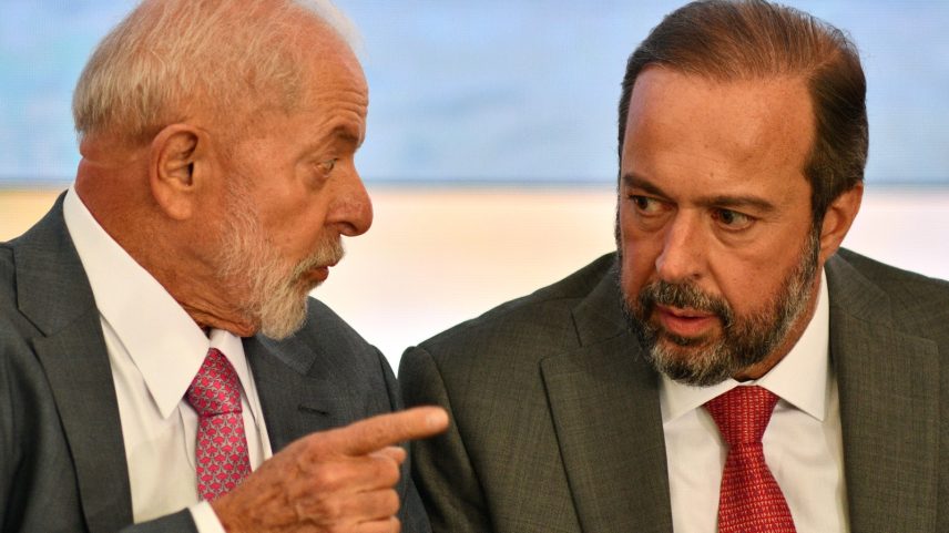 Presidente Lula conversa com o ministro Alexandre Silveira (PSD)