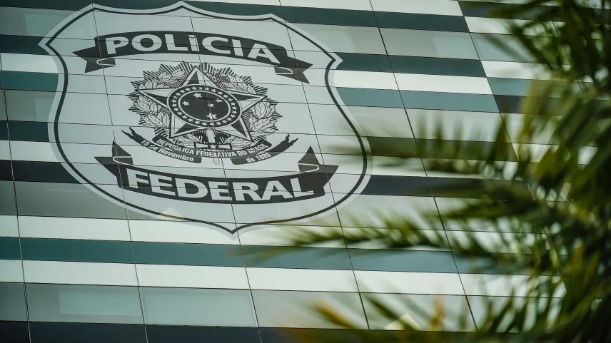 Delegados da Polícia Federal aprovaram paralisação para pressionar governo Lula por investimentos no combate ao crime organizado. (Foto: Rafa Neddermeyer/Agência Brasil)