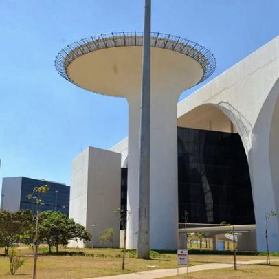 Simões cobra celeridade em reajuste de servidores e detalha pagamentos