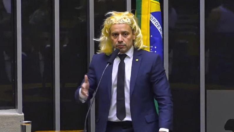 Episódio em que Nikolas Ferreira colocou uma peruca para ironizar mulheres trans na Câmara está no centro da polêmica