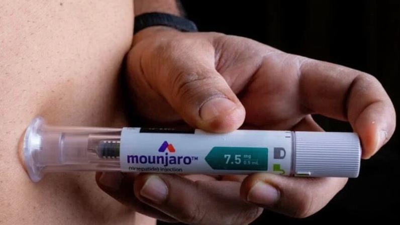Pessoa aplicando Mounjaro, um medicamento injetável utilizado para o tratamento de diabetes tipo 2 em adultos