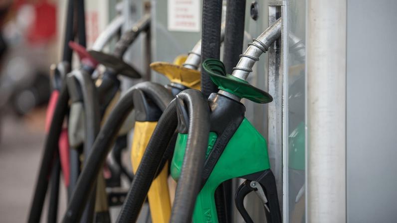 Bomba de combustível abastece carro em posto de São Paulo. gasolina, preço da gasolina, frentista, álcool, diesel, combustíveis, reajuste, aumento. -HN- — Foto: Marcelo Brandt/G1