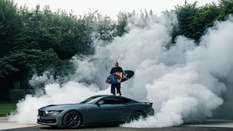 Ítalo Ferreira apresenta nova prancha inspirada em carro da RBR — Foto: Divulgação