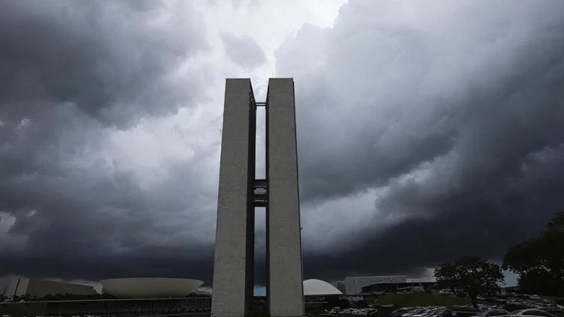 Prédios do Congresso Nacional sob nuvens pesadas em Brasília