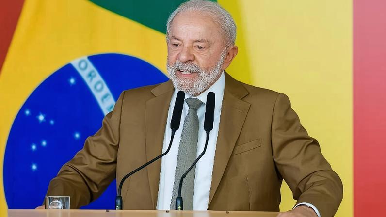 Lula durante declaração à imprensa no Palácio do Planalto