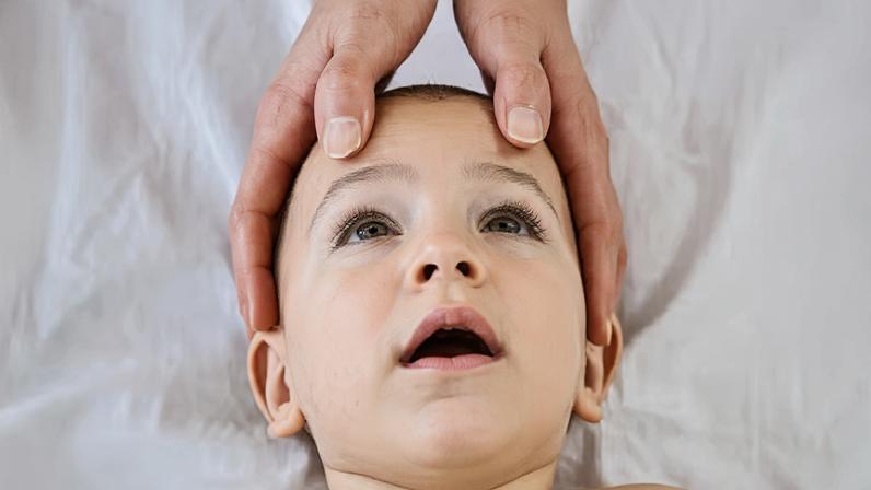 Massagem em bebês e crianças: 5 dicas para criar um vínculo mais forte (e relaxante!) com os filhos