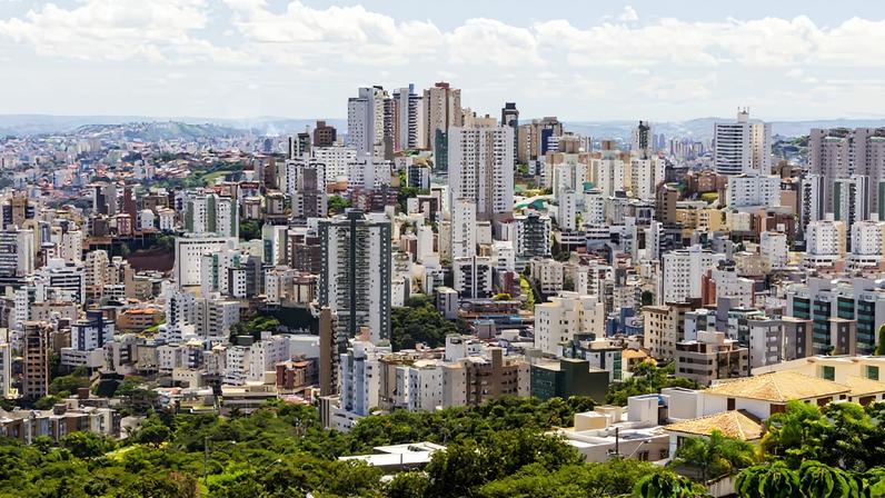 Ambiente de trabalho de contabilidade pública com calculadora, planilhas e gráficos