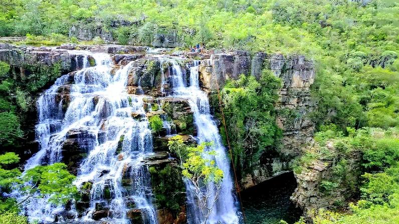 Chapada dos Veadeiros ao pôr do sol, com cânions e vegetação do Cerrado