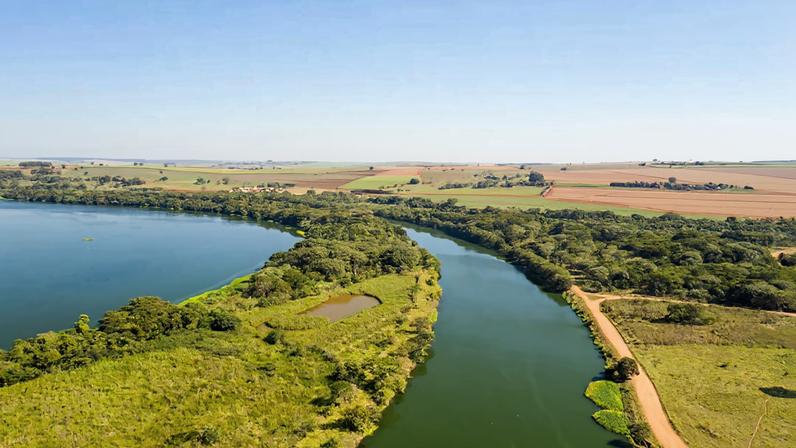 Vista panorâmica de cidade do interior paulista com reservatório de água ao fundo