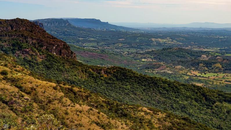 Vista aérea do interior de Goiás, com morros e vegetação de Cerrado ao fundo