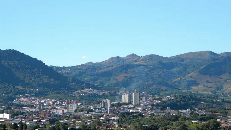 Vista geral de Andradas MG, cercada por montanhas do Sul de Minas