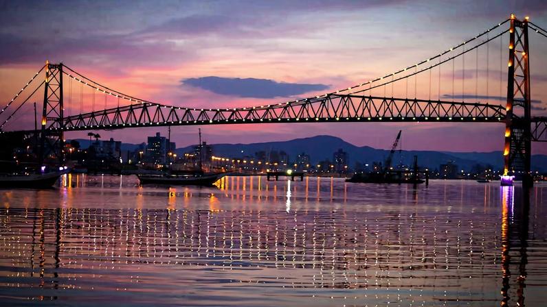 Ponte Hercílio Luz ao entardecer, em Florianópolis SC.