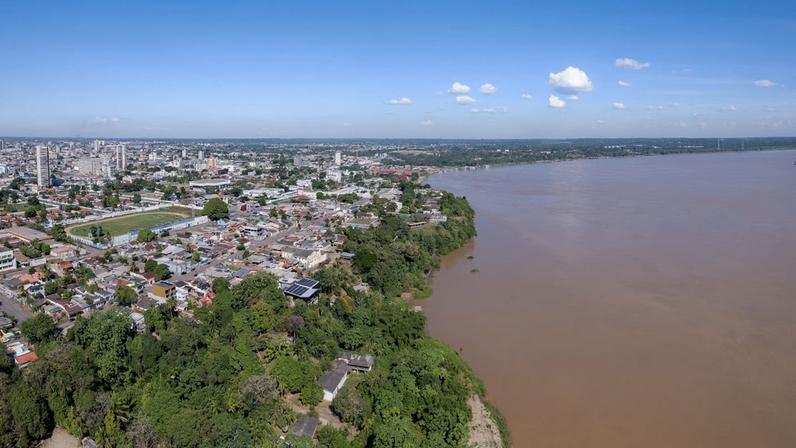 Vista aérea de Porto Velho, Rondônia, com o Rio Madeira e a floresta ao fundo. Crédito: Expedia.