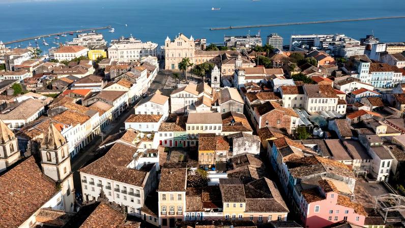 Vista aérea do bairro do Comércio e do Centro Histórico de Salvador. Crédito: Wikipédia.