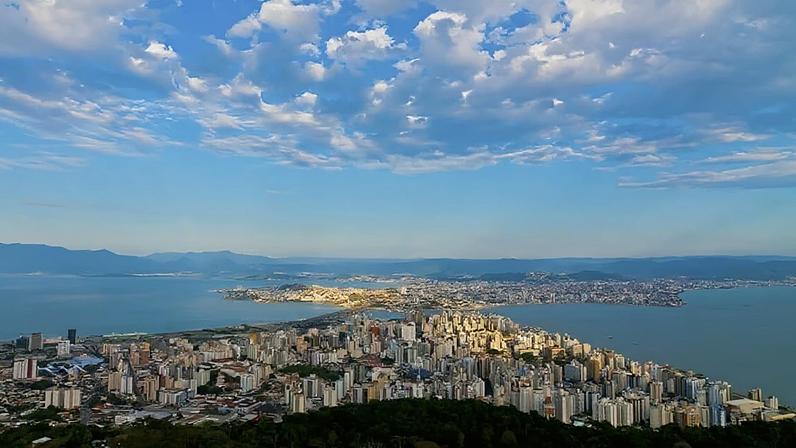 Vista panorâmica de Florianópolis SC ao entardecer. Crédito: Destino Florianópolis.
