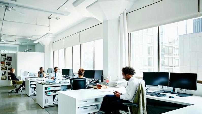 Ambiente de trabalho técnico com planejamento e desenho de projetos