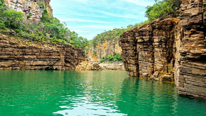 Paisagem amazônica na região de Carajás, com floresta densa e céu parcialmente nublado