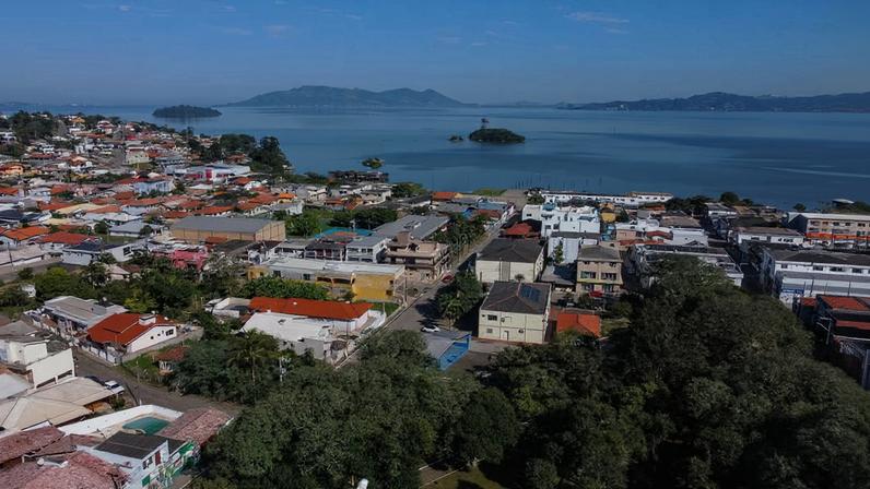 Lagoa de Imaruí e área urbana. Crédito: Wikipédia.