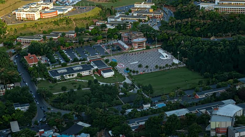 Vista aérea do campus da Universidade Federal de Juiz de Fora, com prédios e áreas verdes