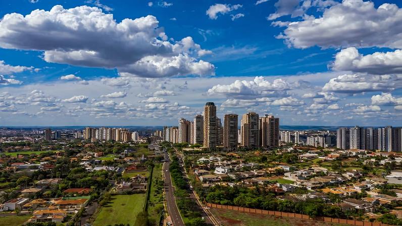 Vista aérea de Ribeirão Preto, com skyline e áreas verdes