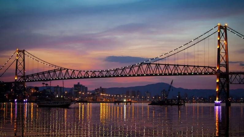 Ponte Hercílio Luz ao pôr do sol, Florianópolis SC