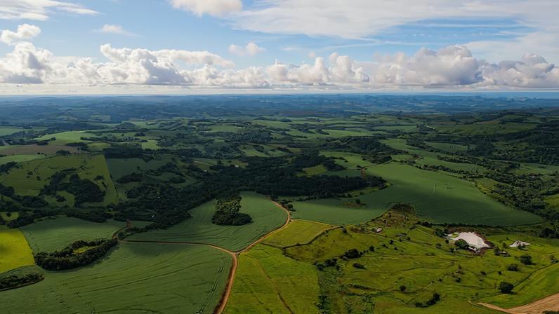 Paisagem do Sudoeste do Paraná, com áreas de cultivo e relevo ondulado