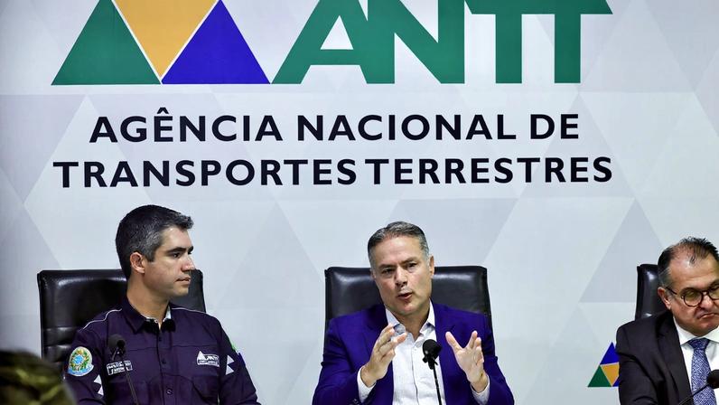 Brasília (DF), 20/03/2026 - O Ministro dos Transportes, Renan Filho, acompanhado do diretor-geral da Agência Nacional de Transportes Terrestres (ANTT), Guilherme Sampaio, durante coletiva para apresentar a resolução que regulamenta a Medida Provisória nº 1.343/2026, que estabelece novas regras para o transporte rodoviário de cargas no país. Foto: Fabio Rodrigues-Pozzebom/Agência Brasil