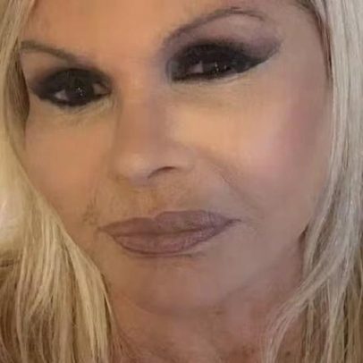 Monique Evans, quase 70, posa de body transparente e diz que a idade liberta