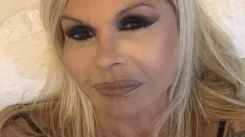 Monique Evans, quase 70, posa de body transparente e diz que a idade liberta