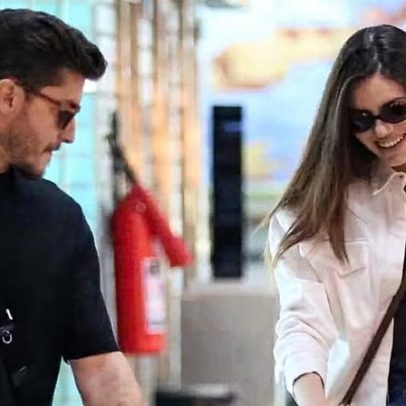 Camila Queiroz e Klebber Toledo aparecem com filha de dois meses em rara aparição pública