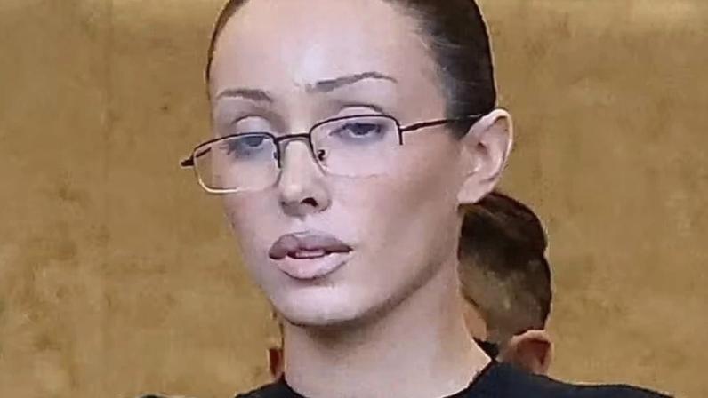 Bianca Censori surpreende ao chegar ao tribunal com visual escolhido