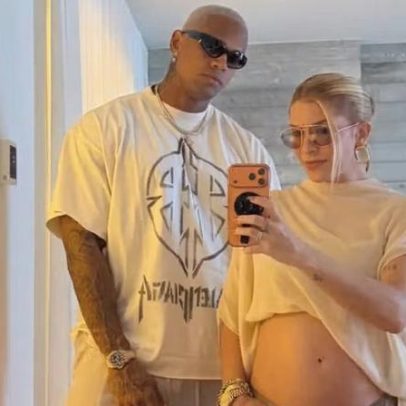 Lore Improta e Léo Santana posam em viagem; dançarina exibe barriguinha