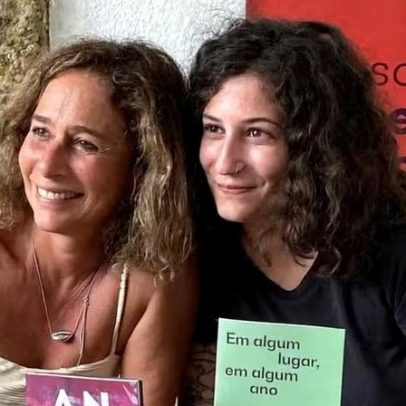 Andrea Beltrão participa de noite de autógrafos da filha autora de romance adulto