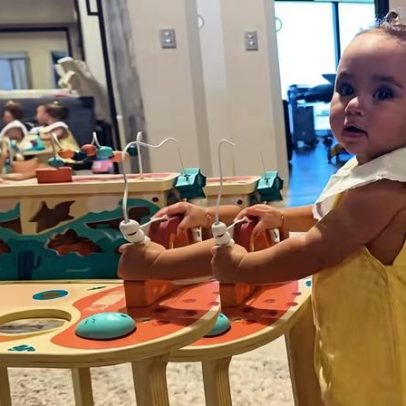 Bruna Biancardi mostra filha Mel, 8 meses, brincando em pé