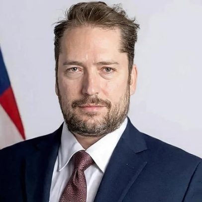 Moraes aguarda dados para decidir sobre visita de assessor de Trump a Bolsonaro