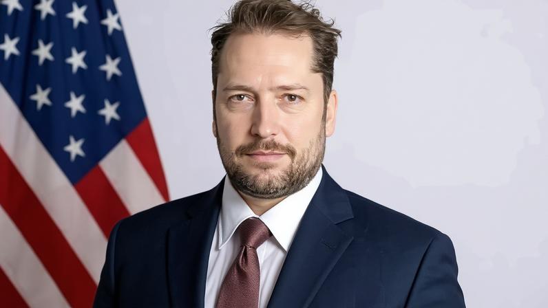 Moraes autoriza visita de conselheiro de Trump a Bolsonaro