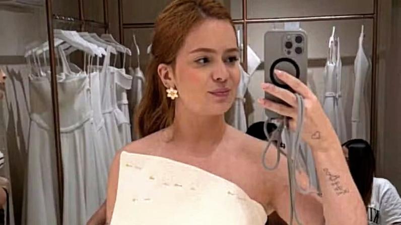 Viih Tube prova vestido de noiva que foge do tradicional e pede ajuda aos seguidores — Foto: Reprodução/Instagram