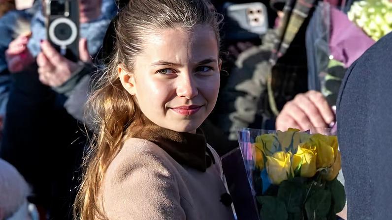 Web aponta semelhança entre a princesa Charlotte e Elizabeth II, Diana e Kate