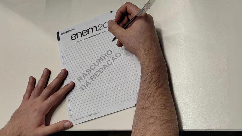 Espelhos da redação do Enem 2025 saem com erros na soma e geram nova pressão sobre o Inep